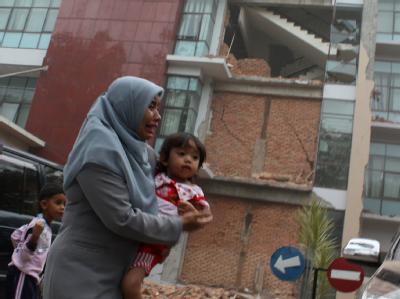 Verzweiflung im indonesischen Padang: Das Beben mit Stärke 7,6 forderte laut Behörden hunderte Tote. Verzweiflung nach Erdbeben