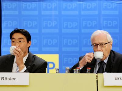 Der FDP-Bundesvorsitzende und Bundeswirtschaftsminister Rösler (l) und der FDP-Fraktionsvorsitzende im Bundestag, Rainer Brüderle bei der Regionalkonferenz ihrer Partei in Dortmund Foto: Marius Becker Regionalkonferenz der FDP