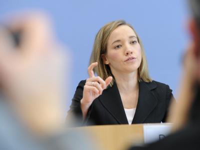 Angesichts der Sparzwänge will Familienministerin Kristina Schröder (CDU) auch beim Elterngeld Abstriche machen. Kristina Schröder
