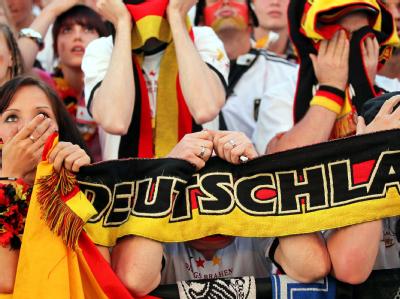 Fans in Berlin bangen mit dem deutschen Team. Mitfiebern