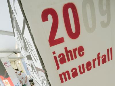 Auch 20 Jahre nach dem Mauerfall sind die Unterschiede zwischen Ost und West noch groß. Mauerstein