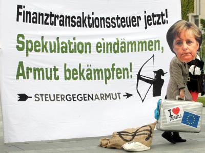 Eine Aktivistin der Kampagne «Steuer gegen Armut« zieht am 21.06.2011 mit einer Merkel-Maske Geldsäcke am Bundeskanzleramt vorbei. Demo für Finanztransaktionsteuer