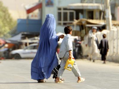 Seitdem die internationalen Truppen in Afghanistan sind, hat sich die Stellung der Frauen gebessert. Doch es gibt immer noch Gewalt gegen Frauen. Archivfoto: Maurizio Gambarini Alltag in Afghanistan