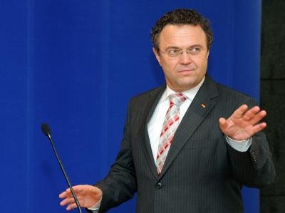 Stimmt dem Vorschlag zu: Bundesinnenminister Hans-Peter Friedrich (CSU). Foto: Bernd Settnik/Archiv Friedrich
