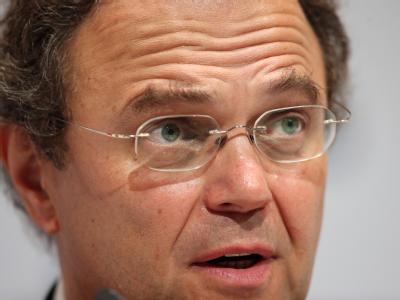 Hans-Peter Friedrich will Pläne zur Einführung eines Demokratiebekenntnisses für Spitzensportler nicht weiter verfolgen. Foto: Friso Gentsch Bundesinnenminister