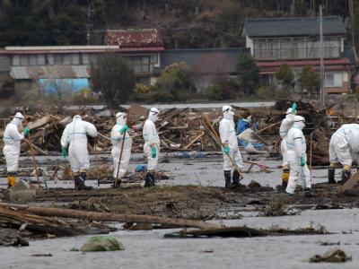 Helfer bei Aufräumarbeiten in der Umgebung des AKW Fukushima. Fukushima-Region