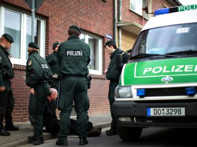 Das Bundesjustizministerium plant die Einführung einer elektronischen Fußfessel für entlassene Sicherungsverwahrte. Archivbild: Polizeieinsatz bei einer Demo gegen einen entlassenen Straftäter. Fußfessel für entlassene Sicherungsverwahrte geplant