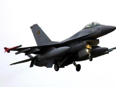 Ein belgisches Kampfflugzeug vom Typ F-16 (Archivfoto vom 09.01.2001) Belgische F-16