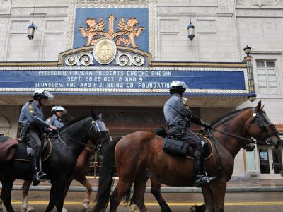 Berittene Polizisten vor dem Benedum Center in Pittsburgh, wo das G20-Treffen stattfindet. G20-Treffen in Pittsburgh