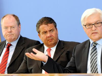 Die SPD-Troika, Steinbrück, Gabriel, Steinmeier, hier gemeinsam im Landtagswahlkampf. Foto: Maurizio Gambarini/Archiv SPD-Troika