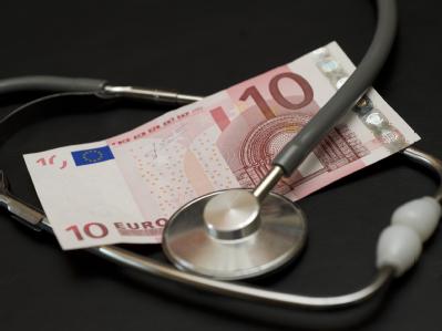 Derzeit müssen Patienten pro Quartal zehn Euro zahlen. Foto: Patrick Pleul Praxisgebühr