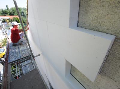 Wärmedämmung an einer Fassade: Nun soll doch deutlich mehr Geld in die energetische Gebäudesanierung fließen. Foto: Armin Weigel Gebäudesanierung