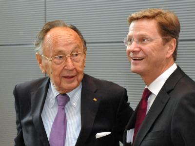 Guido Westerwelle (rechts) und der ehemalige Außenminister Hans-Dietrich Genscher. (Archivbild) Genscher und Westerwelle