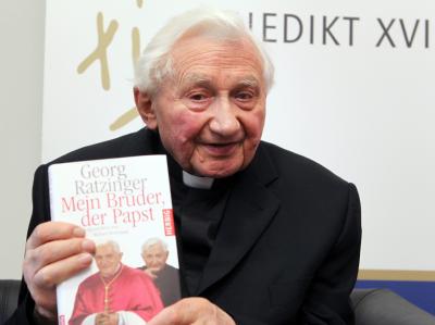 Georg Ratzinger macht sich Sorgen um die Gesundheit des Papstes. Sollte es nicht mehr gehen, legt er seinem berühmten Bruder den Rücktritt nahe. Papst-Bruder