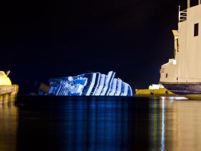 Aus dem Unglücksschiff droht Öl auszulaufen. Foto: Massimo Percossi «Costa Concordia»