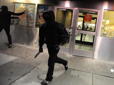 Randalierer schlagen Fenster von Geschäften in Pittsburgh ein. G20-Gipfel
