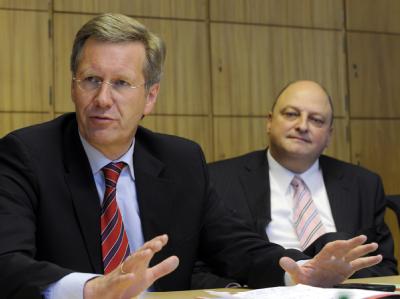 Niedersachsens damaliger Ministerpräsident Christian Wulff (l) spricht 21.01.2010 im Landtag in Hannover. Neben ihm sitzt der damalige Regierungssprecher Olaf Glaeseker. Foto: Holger Hollemann/Archiv Wulff und Glaeseker