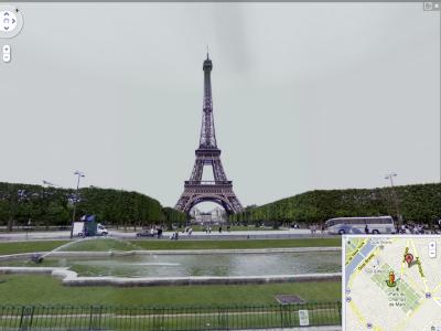 Der Screenshot zeigt den Eifelturm in Paris, aufgenommen mit der Street-View-Funktion von Google. Street View: Eiffelturm