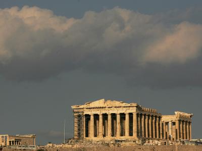 Dunkle Wolken über der Akropolis in Athen. Wolken über der Akropolis