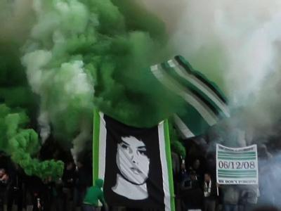 Fans von Panathinaikos Athen zeigen am 04.12.2010 ein Banner mit dem Konterfei des 15-jährigen Alexis Grigoropoulos, der von griechischen Polizeibeamten erschossen wurde. Foto: Intime/ Birntachas Dimitris Grigoropoulos-Gedenken