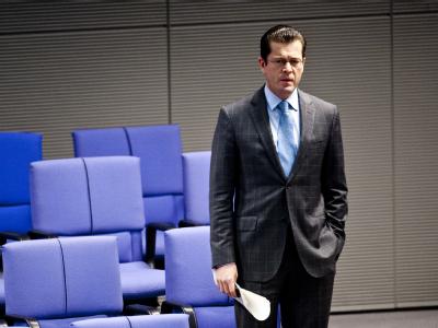 Der Rückhalt für Bundesverteidigungsminister Karl-Theodor zu Guttenberg schmilzt langsam dahin. Guttenberg