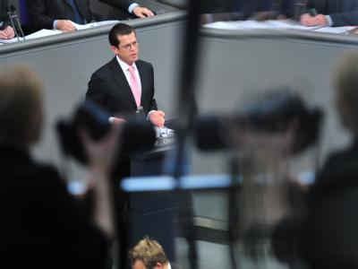 Bundesverteidigungsminister Karl-Theodor zu Guttenberg (CSU) spricht in Berlin vor dem Bundestag. Foto: Klaus-Dietmar Gabbert, dpa Bundestag