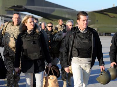 Ist nicht nur auf Zustimmung gestoßen: Verteidigungsminister Karl-Theodor zu Guttenberg und seine Frau Stephanie in Afghanistan. Guttenberg und Ehefrau in Afghanistan