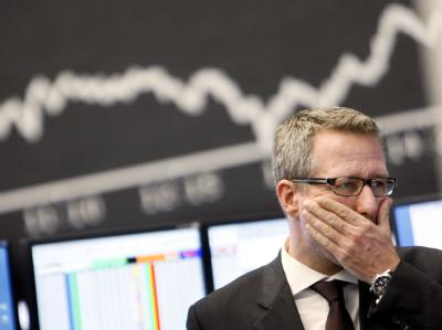 Ein Mann am 15.09.2008 in der Börse in Frankfurt am Main vor der Dax-Kurve. Wie lassen sich die Finanzmärkte sinnvoll kontrollieren? Börse