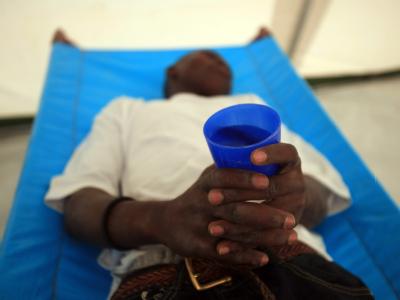 Cholera-Kranker in Haiti: Infiziert haben sich seit dem Ausbruch der Seuche im Oktober 2010 mehr als eine halbe Million Menschen. Foto: Orlando Barria/ Archiv Cholera in Haiti