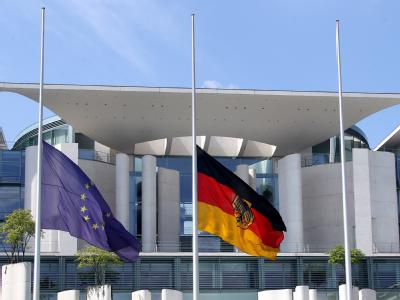 Die Flaggen vor dem Bundeskanzleramt in Berlin sind auf Halbmast gesetzt. In Duisburg fand am Vormittag die Trauerfeier für die Opfer der Love Parade statt. Flaggen auf Halbmast
