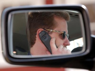 Das Telefonieren mit einem Handy am Steuer könnte künftig mit 80 Euro und zwei Punkten statt wie bisher mit 40 Euro und einem Punkt geahndet werden. Handy am Steuer