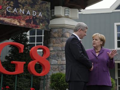 Kanadas Premier Stephen Harper begrüßt Kanzlerin Merkel zum G8-Gipfel. Harper und Merkel