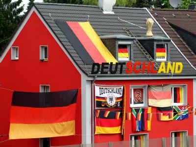 Ein Fußball-Fan hat sein Haus für die WM geschmückt. Was die einen exzessiv feiern, ist anderen ein Gräuel. Fan total