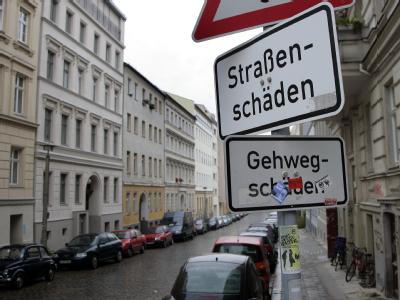 In Berlin sind die Kassen leer - auch für die Reparatur von Straßen und Gehwegen ist nur wenig Geld da (Archiv- und Symbolbild). Marode