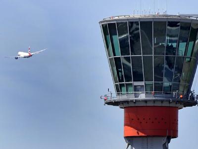 Tower des Flughafens London Heathrow: Die Aschewolke hat sich in der Nacht zum Mittwoch aus dem britischen Luftraum zurückgezogen. Allerdings könnten am Freitag neue Störungen drohen. (Archivbild- und Symbolbild) Flughafen London Heathrow