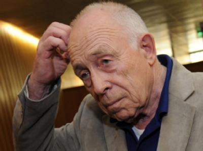 Heiner Geißler will die Warnung vor dem «totalen Krieg» in Stuttgart nicht zurücknehmen. Es gebe bessere Lösungen als Stuttgart 21. Die Bahn sieht sich durch einen gerichtlichen Beschluss bestätigt. Heiner Geißler