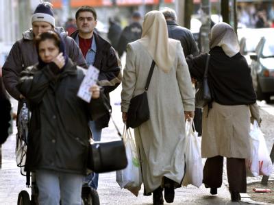 Passanten auf einer Straße in Berlin-Neukölln: In diesem Berliner Bezirk war Kirsten Heisig zuletzt als Jugendrichterin tätig. Buch von Kirsten Heisig