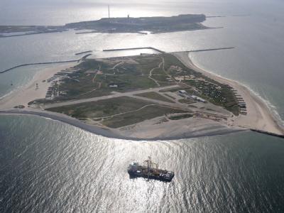 Die 1200 wahlberechtigten Helgoländer werden am Sonntag darüber abstimmen, ob der rote Felsen und die Düne durch Landaufspülung miteinander verbunden werden sollen. Helgoland aus der Luft