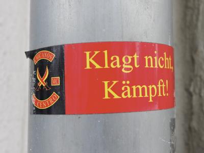 Verbote von Rockergruppen sind als Mittel gegen Bandenkriminalität umstritten. (Symbolbild) «Klagt nicht, Kämpft!»