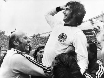 Weltmeister 1974! Helmut Schön und Siegtorschütze Gerd Müller nach dem Finale gegen die Niederlande. FInale 74 Helmut Schön
