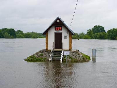 Das Hochwasser an der Oder geht in Brandenburg weiter zurück, allerdings sinken die Pegelstände etwas langsamer als prognostiziert. Oder-Hochwasser - Pegel fällt