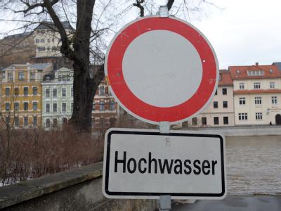 Wegen Überflutung gesperrt war im Februar 2010 ein Parkplatz nahe dem Fluss Weiße Elster im ostthüringischen Greiz. Nun hat ergiebiger Dauerregen kleinere Flüsse im Osten Deutschlands bedrohlich anschwellen lassen. Örtlich lösten die Behörden am Montag Ho Hochwasseralarm