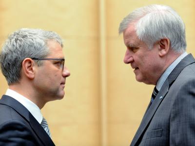 CSU-Chef Seehofer ist nach dem CDU-Wahldebakel in NRW sauer auf den Verlierer Bundesumweltminister Röttgen. Foto: Maurizio Gambarini /Archiv Norbert Röttgen und Horst Seehofer
