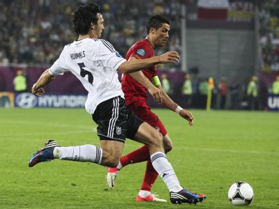 Ronaldo und Hummels beim Kampf um den Ball. Der größte Gewinner beim Auftaktsieg in Lwiw war EM-Debütant Mats Hummels. Foto: Marion Cruz Ronaldo und Hummels