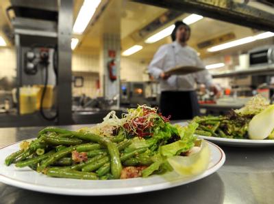 Ausgabentheke in der Küche eines Restaurants: Die Verbraucherminister von Bund und Ländern beraten über die Einführung einer sogenannten Hygiene-Ampel in der Gastronomie. «Hygiene-Ampel»