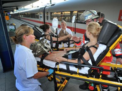 Helfer versorgen im Bahnhof Bielefeld Schüler, die in einem ICE wegen defekter Klimaanlage kollabiert sind. Schüler werden nach Hitzekollaps versorgt