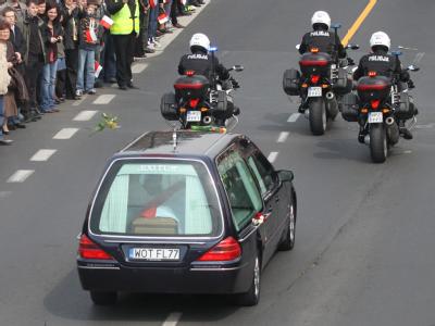 Der Leichenwagen mit dem Sarg von Maria Kaczynska auf dem Weg zum Präsidentenpalast. Leichenwagen