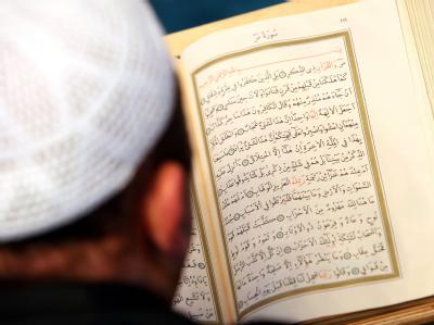 Zwei bis vier Standorte will der Bund über fünf Jahre mit jeweils bis zu vier Millionen Euro fördern. (Archivbild) Imam in Berlin