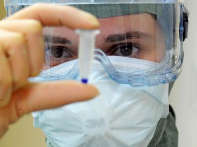 Eine Mitarbeiterin eines Pharmakonzerns demonstriert die Produktion eines H1N1-Impfstoffes. (Archivfoto) Impfstoffe bestellt