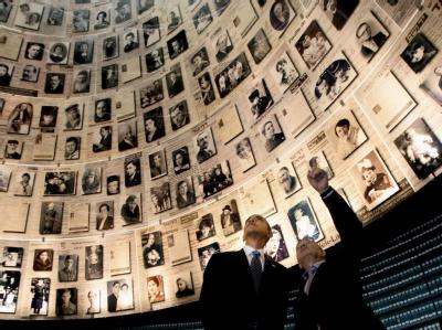 Bei seinem Besuch in Jad Vashem im Juli 2008 ließ sich US-Präsidentschaftskandidat Barack Obama in der Halle der Namen die 600 Fotos von Holocaust-Opfern erläutern. Barack Obama in Jad Vaschem